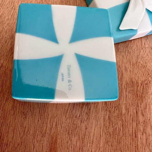 Authentic Tiffany & Co. Blue & White Bow Porcelain Giftbox - Picture 4 of 4